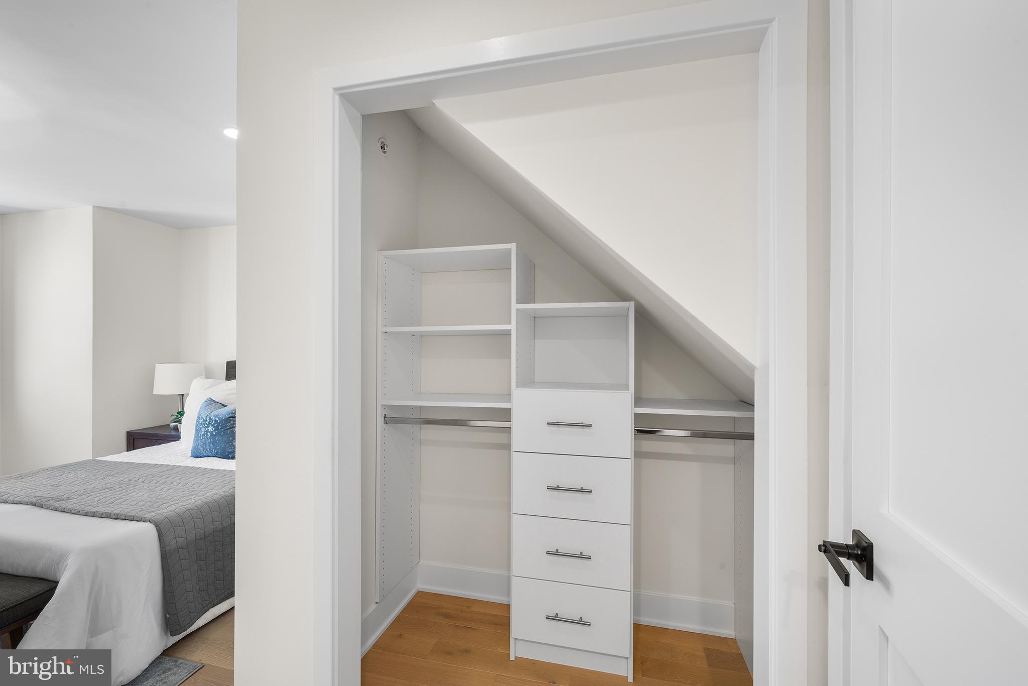 QUEEN VILLAGE - Residential