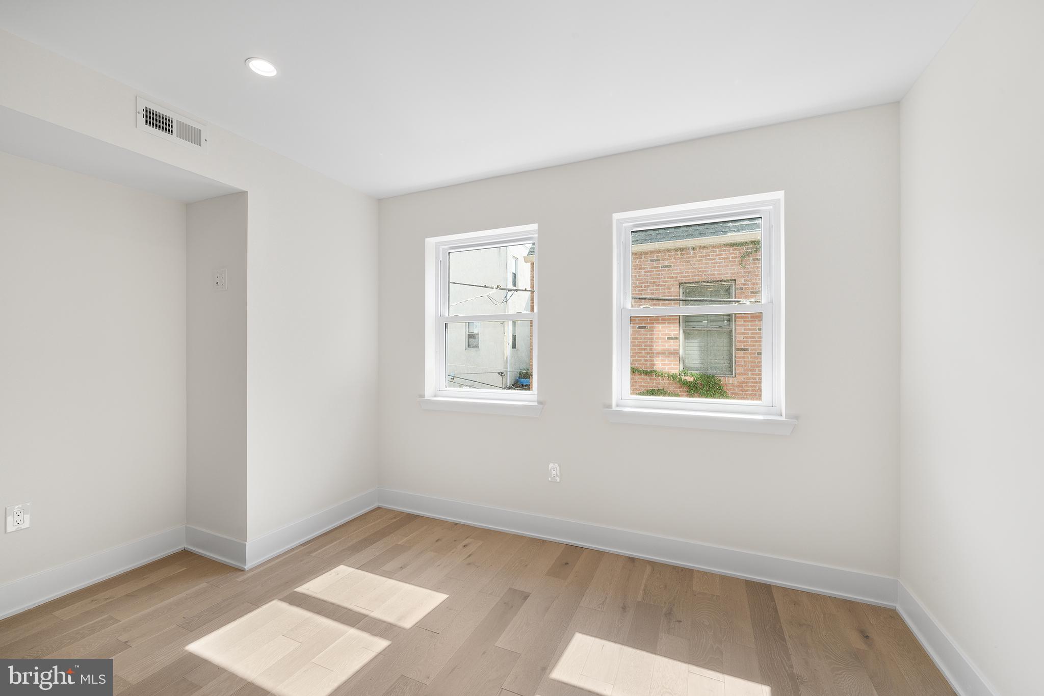 QUEEN VILLAGE - Residential