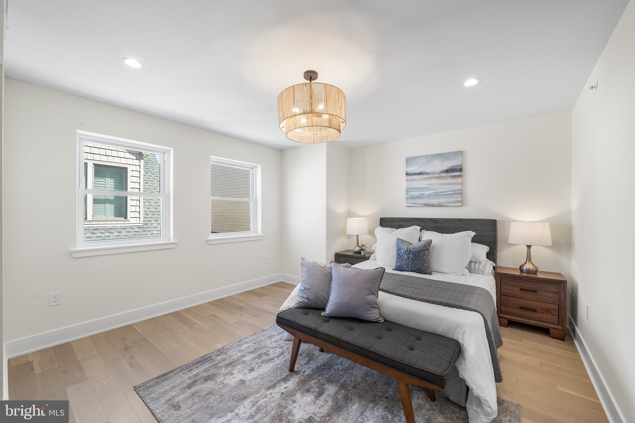 QUEEN VILLAGE - Residential