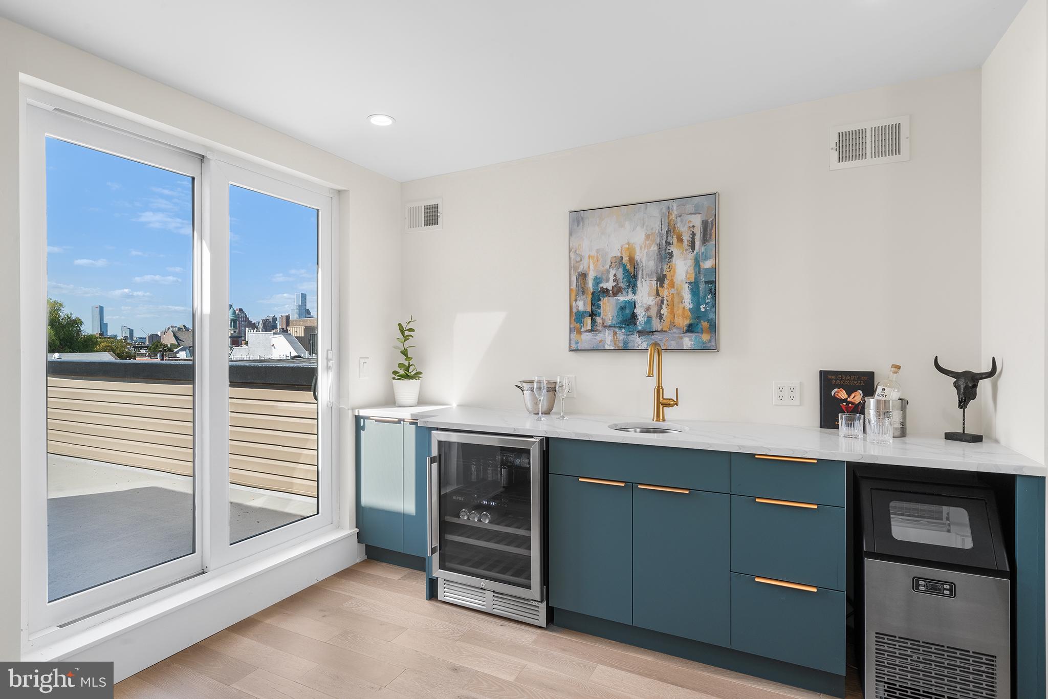 QUEEN VILLAGE - Residential