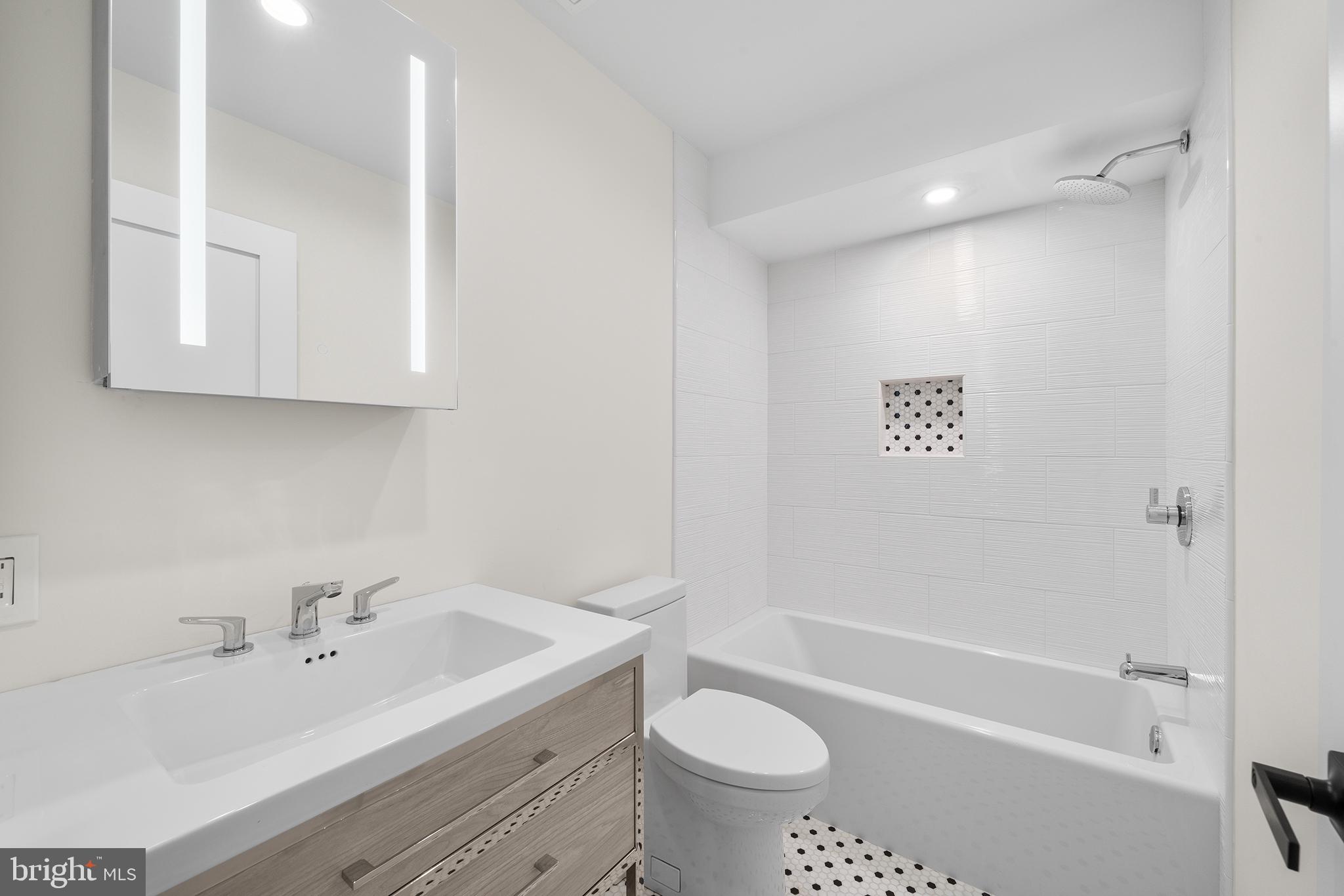 QUEEN VILLAGE - Residential