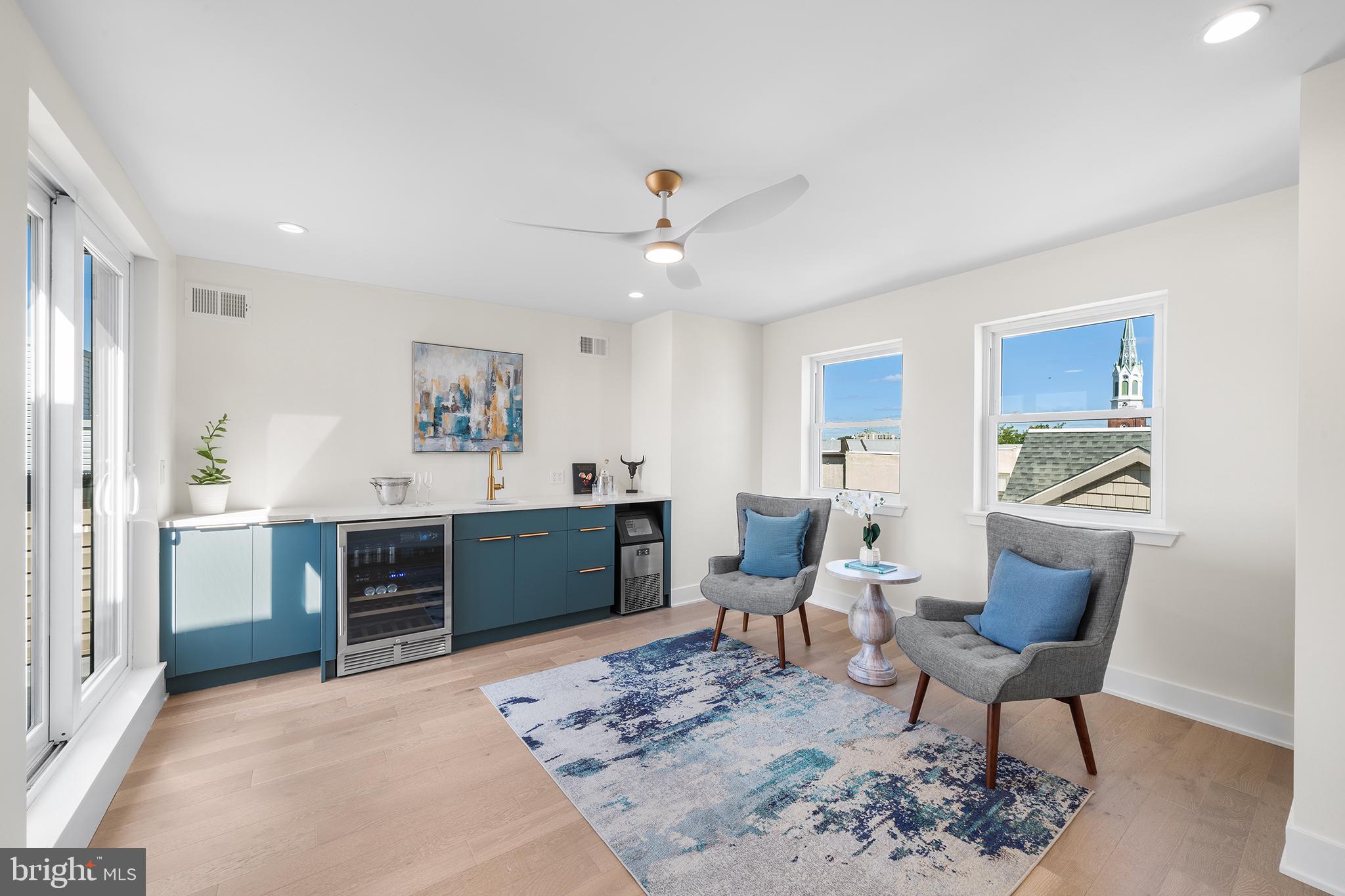 QUEEN VILLAGE - Residential