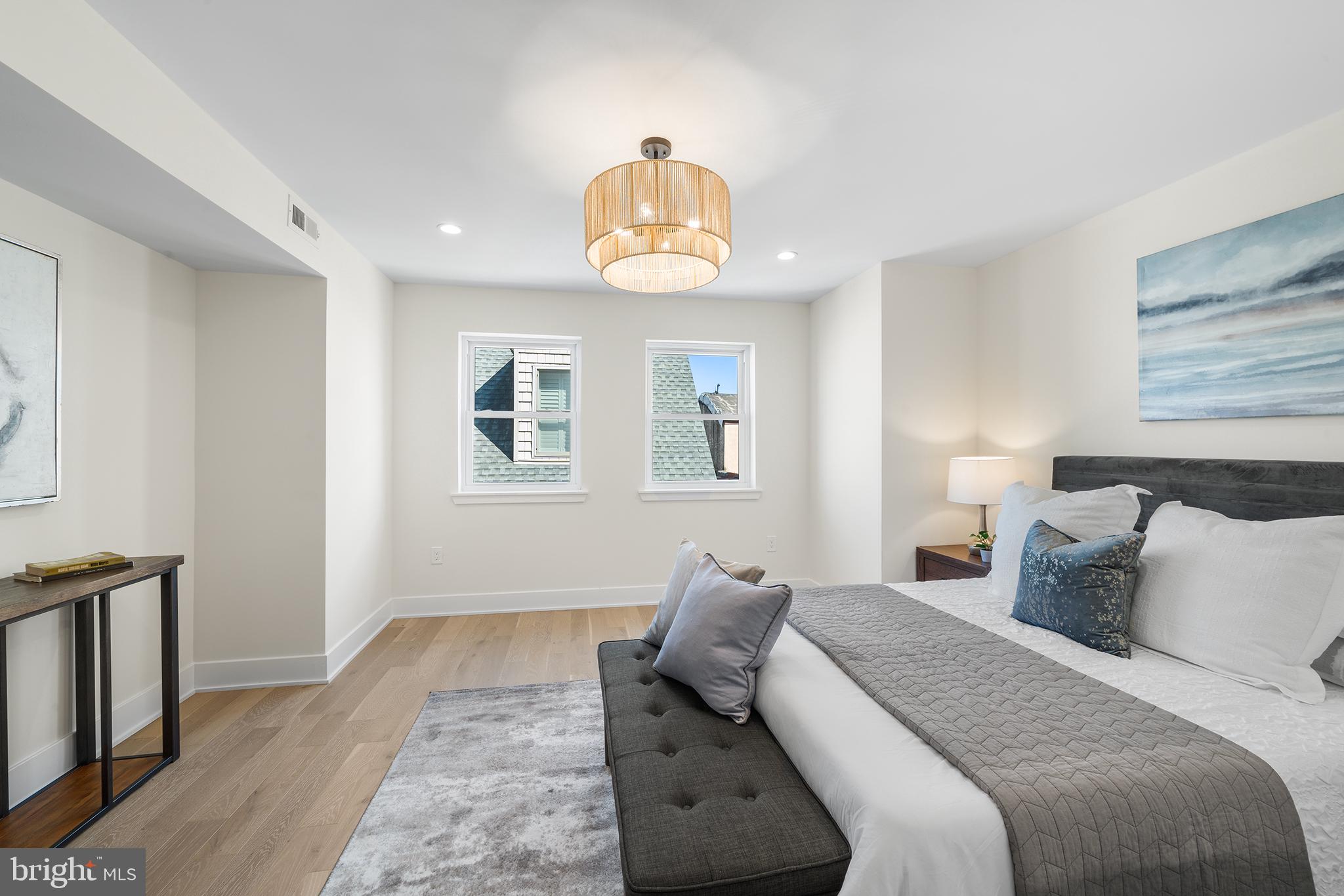 QUEEN VILLAGE - Residential