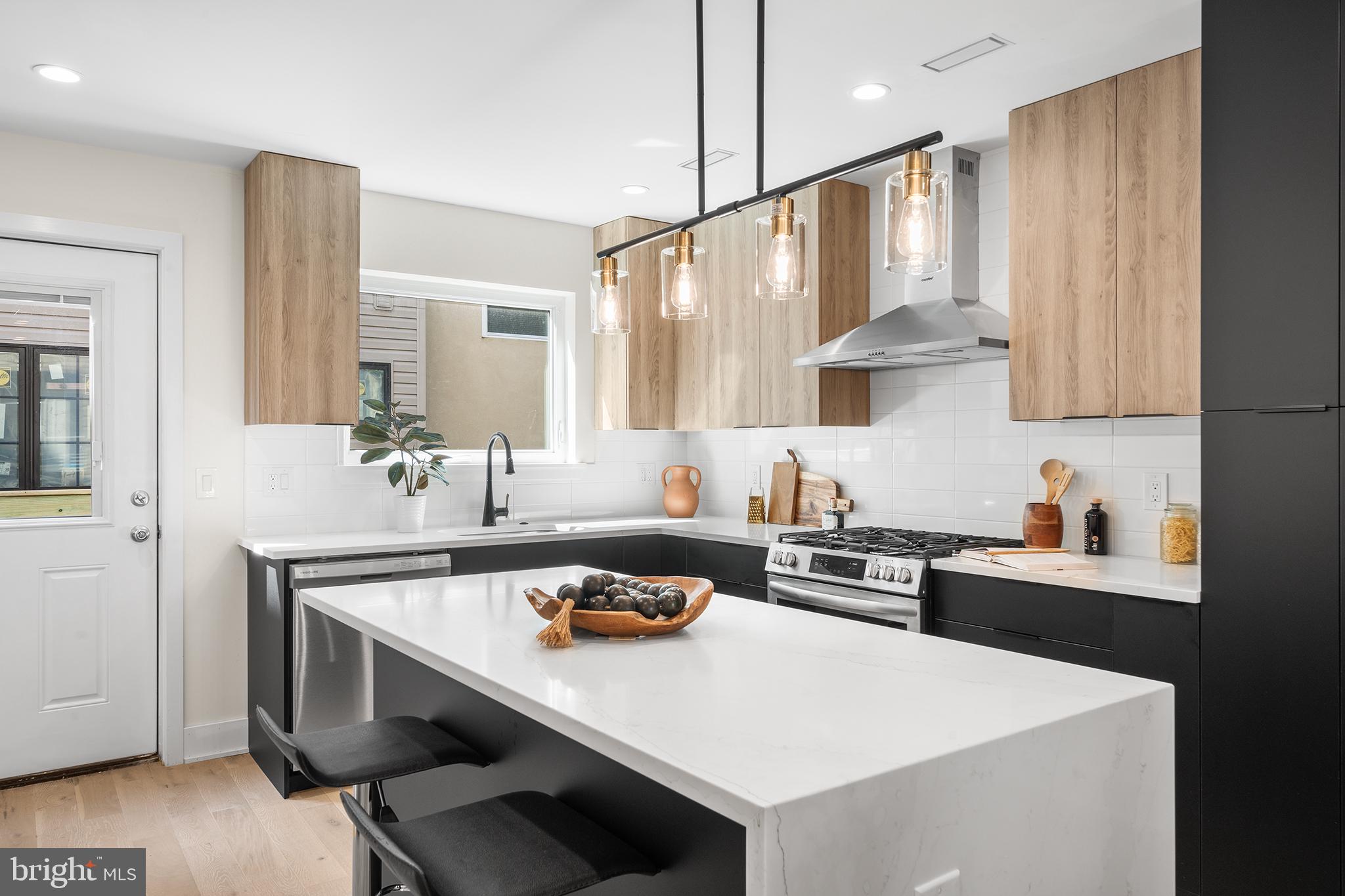 QUEEN VILLAGE - Residential