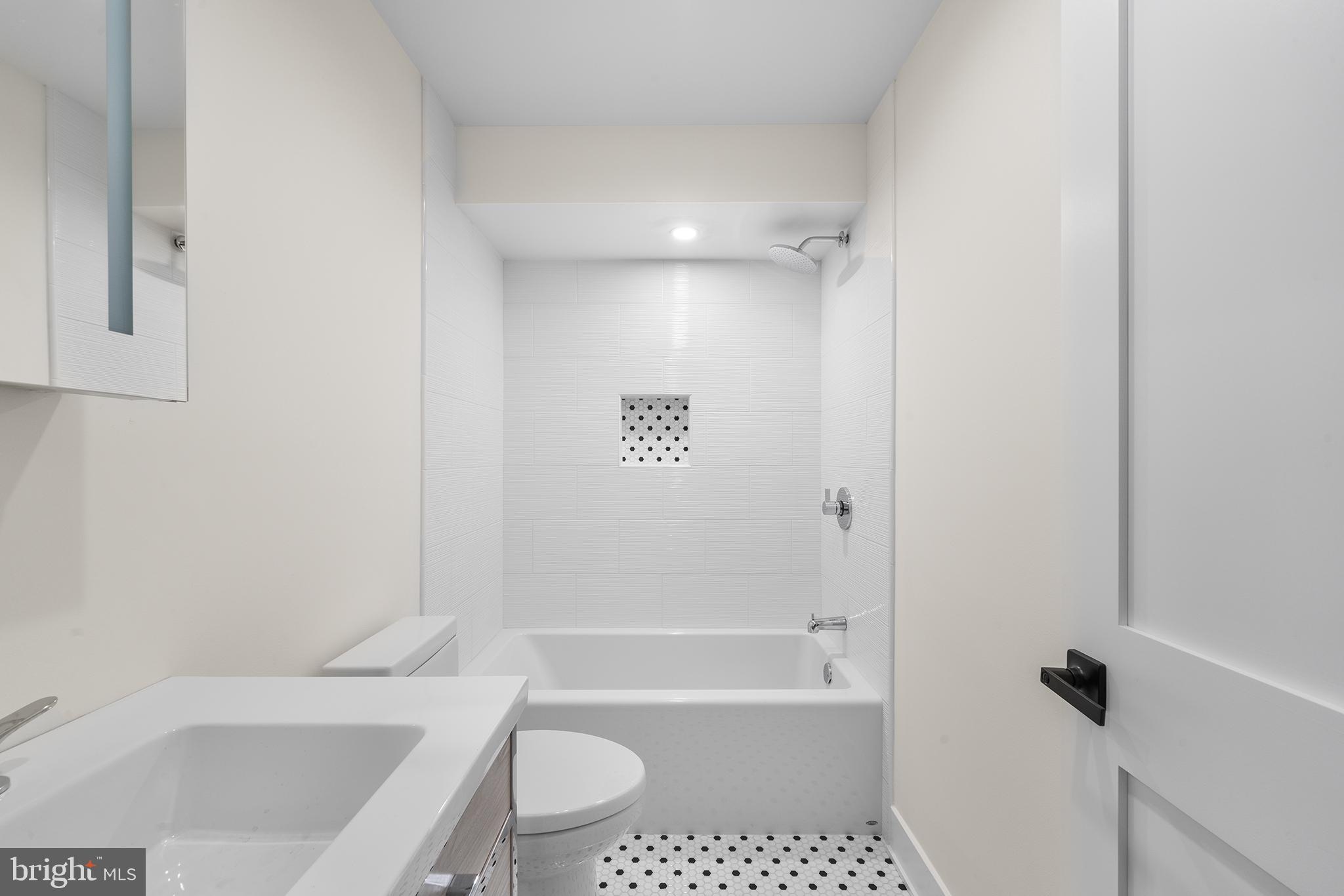 QUEEN VILLAGE - Residential