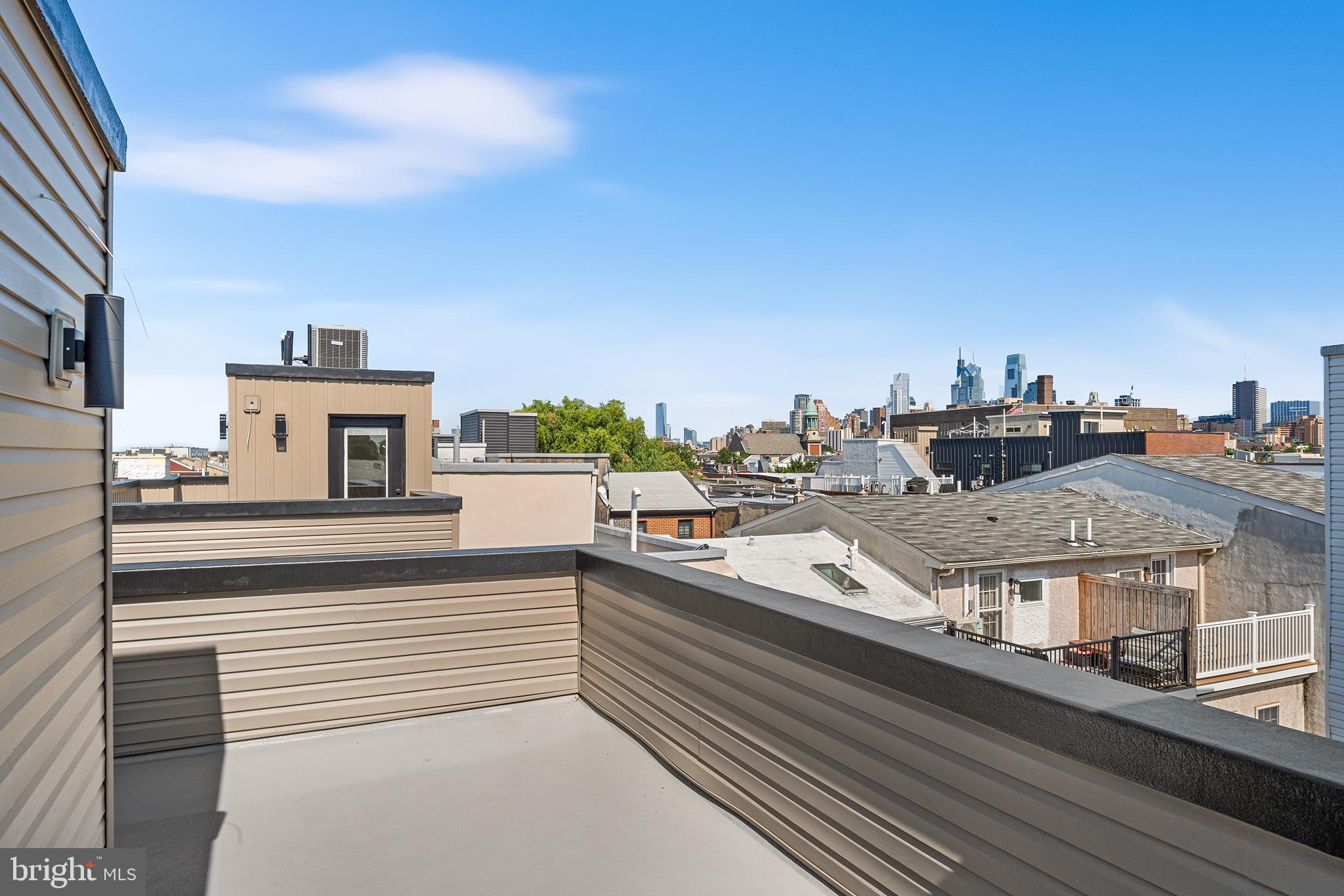 QUEEN VILLAGE - Residential