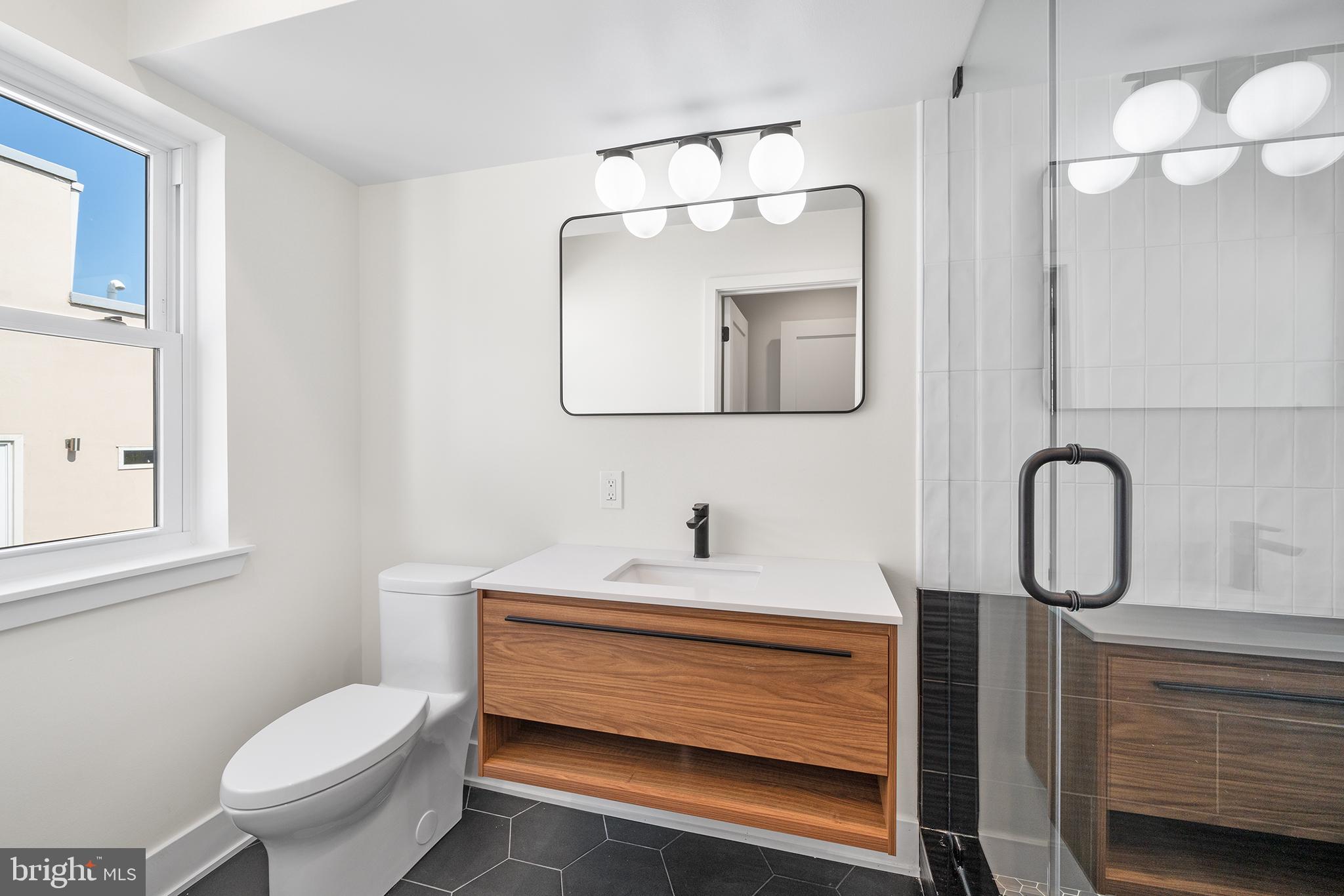 QUEEN VILLAGE - Residential