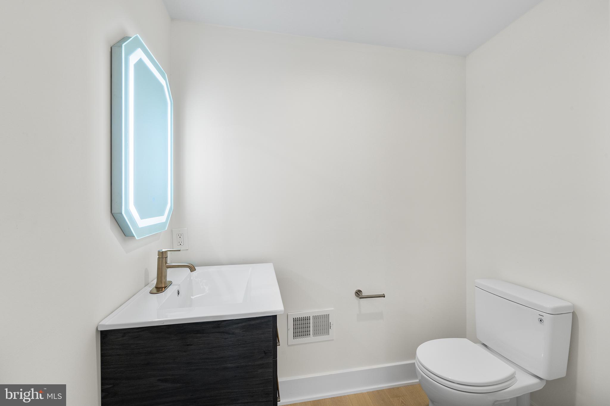 QUEEN VILLAGE - Residential