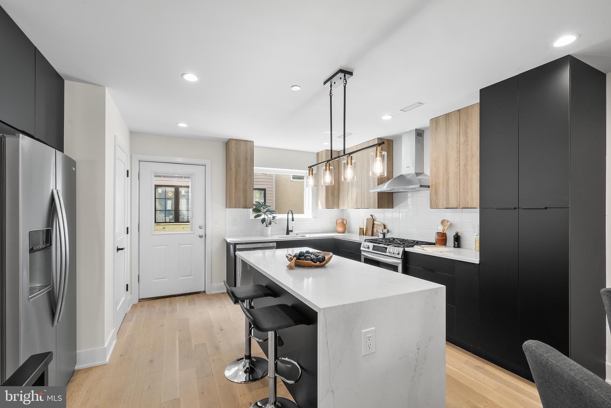 QUEEN VILLAGE - Residential