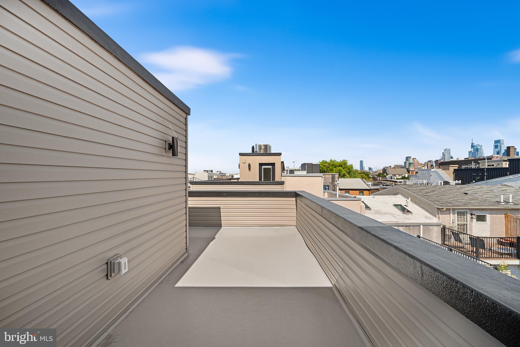 QUEEN VILLAGE - Residential