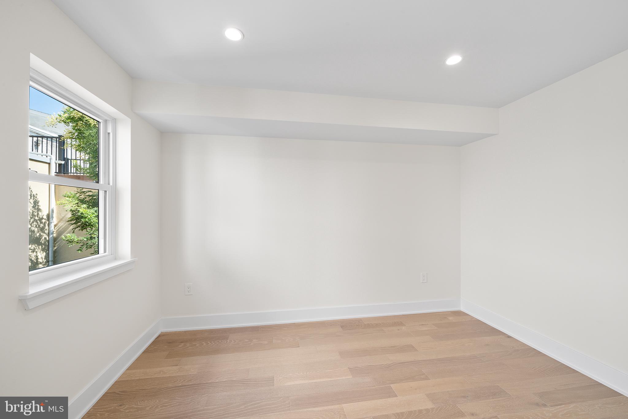 QUEEN VILLAGE - Residential