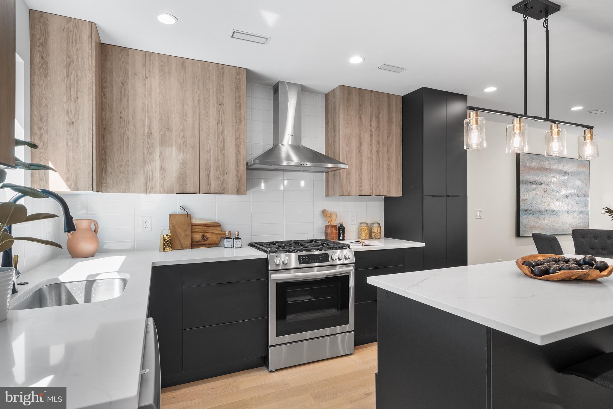 QUEEN VILLAGE - Residential