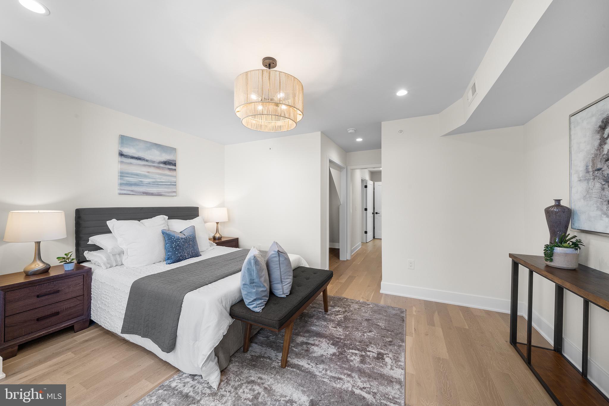 QUEEN VILLAGE - Residential