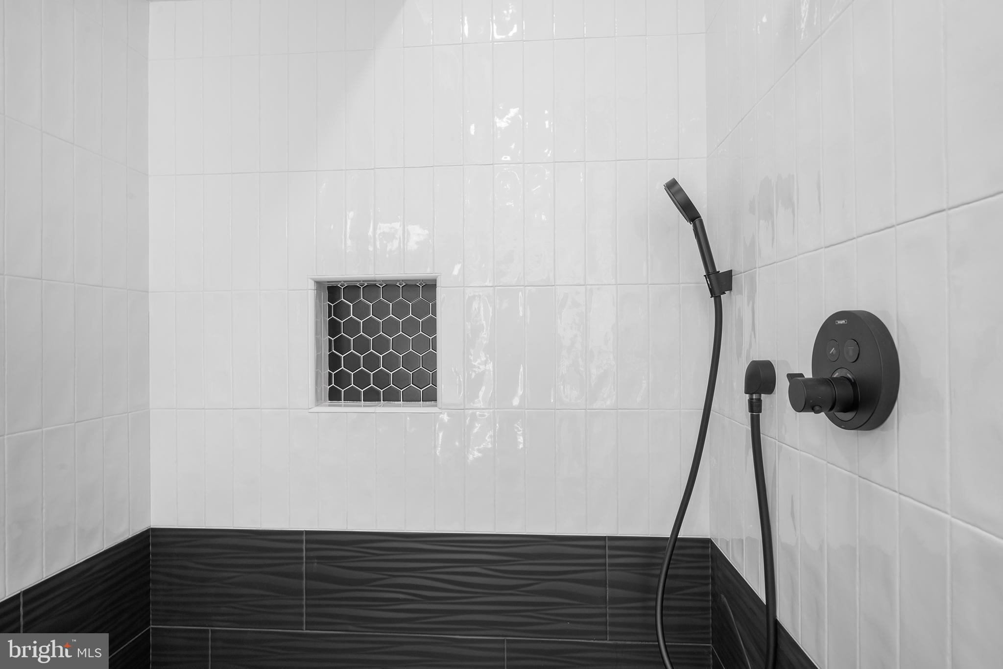 QUEEN VILLAGE - Residential