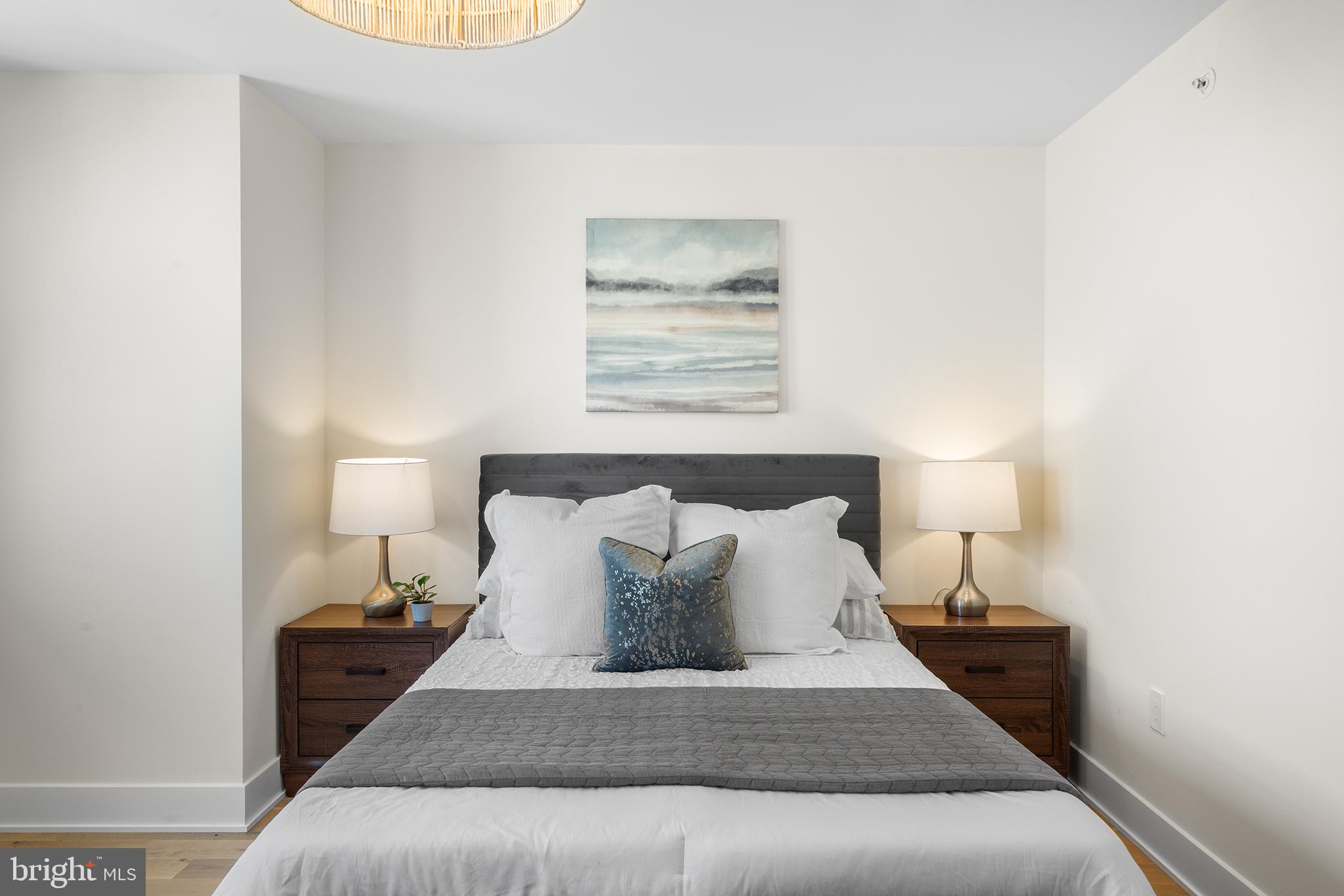 QUEEN VILLAGE - Residential