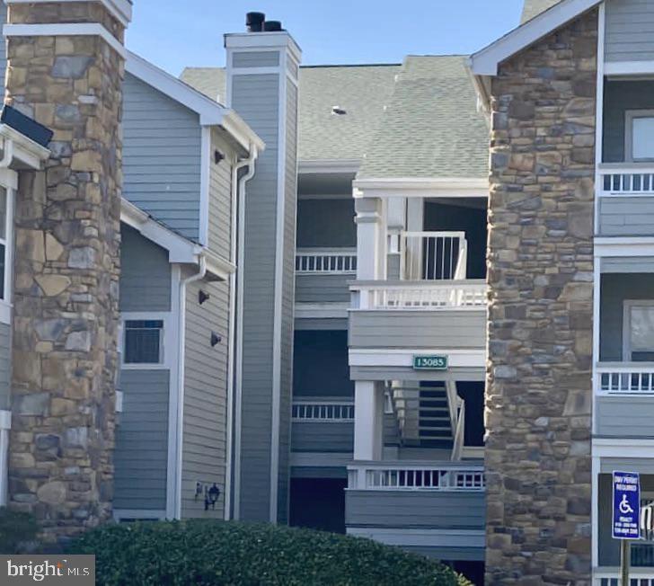 Expected move in is October 15th. This 1 bedroom, 1 Bath Stonecroft Condo offers a kitchen with plenty of cabinet space and stainless steel appliances, laminate hardwood floors, a coat closet, linen closet, and a cozy wood-burning fireplace. Enjoy a larger balcony with dual access from both the living room and the primary bedroom, plus extra storage, as well as the convenience of an in-unit washer and dryer. Community amenities include a fitness center, outdoor pool, clubhouse with party room, basketball and racquetball courts, and a BBQ patio. Ideally located just off Fair Lakes Parkway near major routes, shopping, restaurants, and with easy access to public transportation, bus, and Metro. This pet-friendly community requires a pet deposit, with pets considered on a case-by-case basis (number of pet, breed and size restrictions apply).