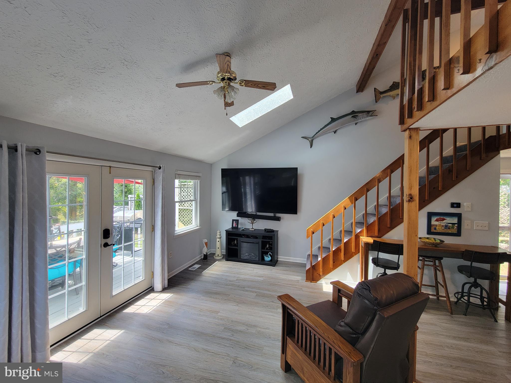 WOODLAND BEACH - Residential