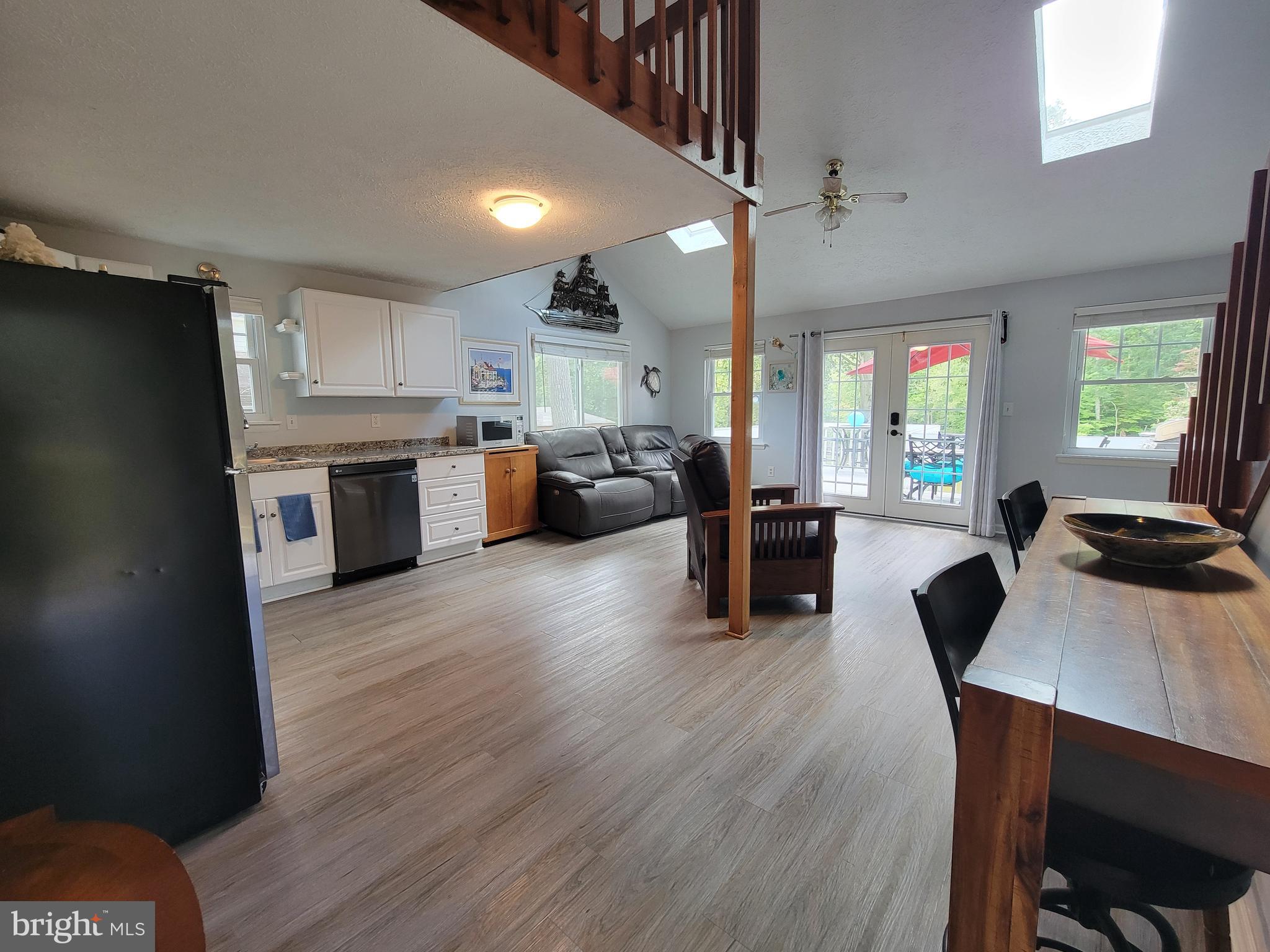 WOODLAND BEACH - Residential