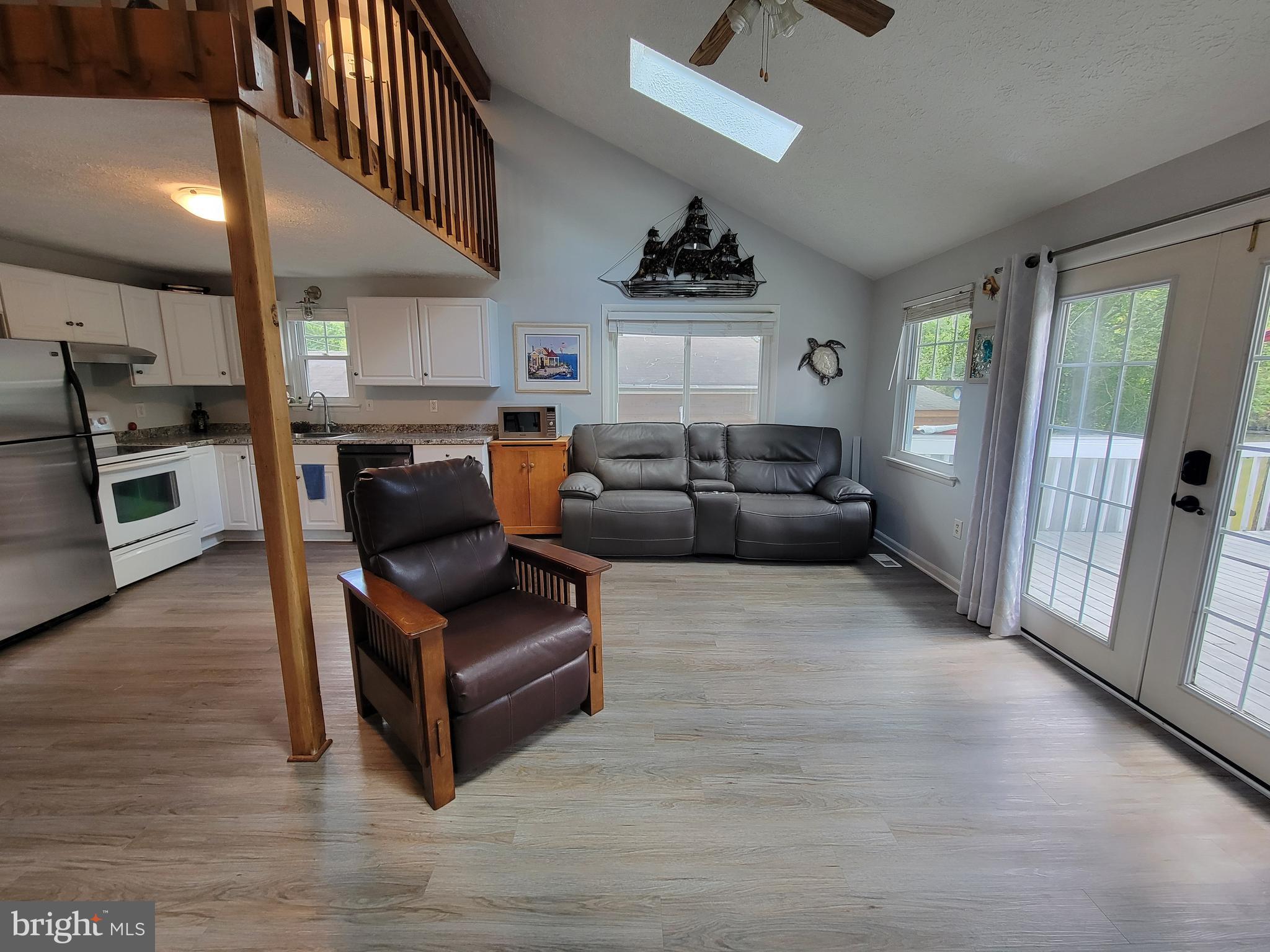 WOODLAND BEACH - Residential