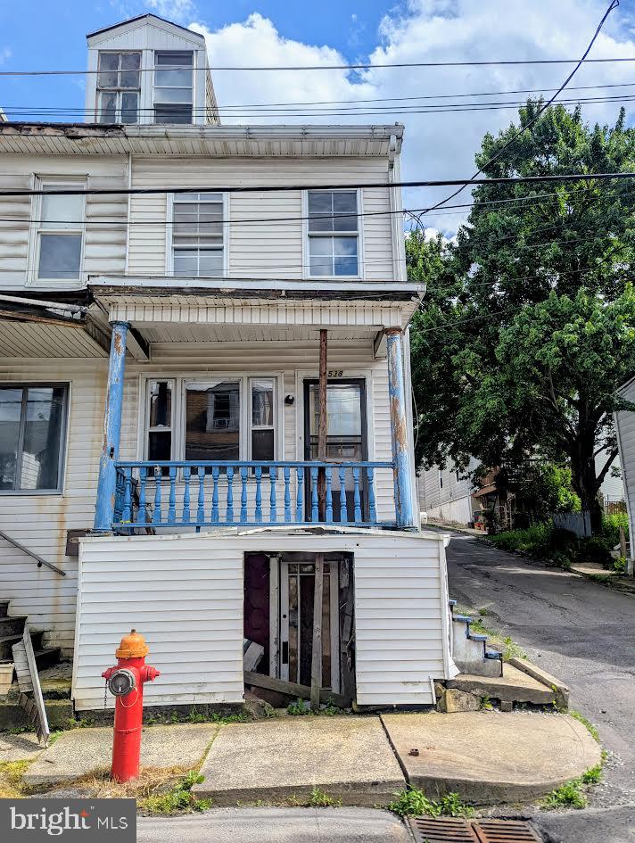 calling all investors!!! Check out this row home that has so much potential. Use it as a rental or give it a make over and live in it. This home has 3 bedrooms and 1 bath. Home must be purchased with 536 W Spruce St. Current owners were in the process of making them both into one big home. Separate them and have two rentals or finish the conversion and have one big home!!