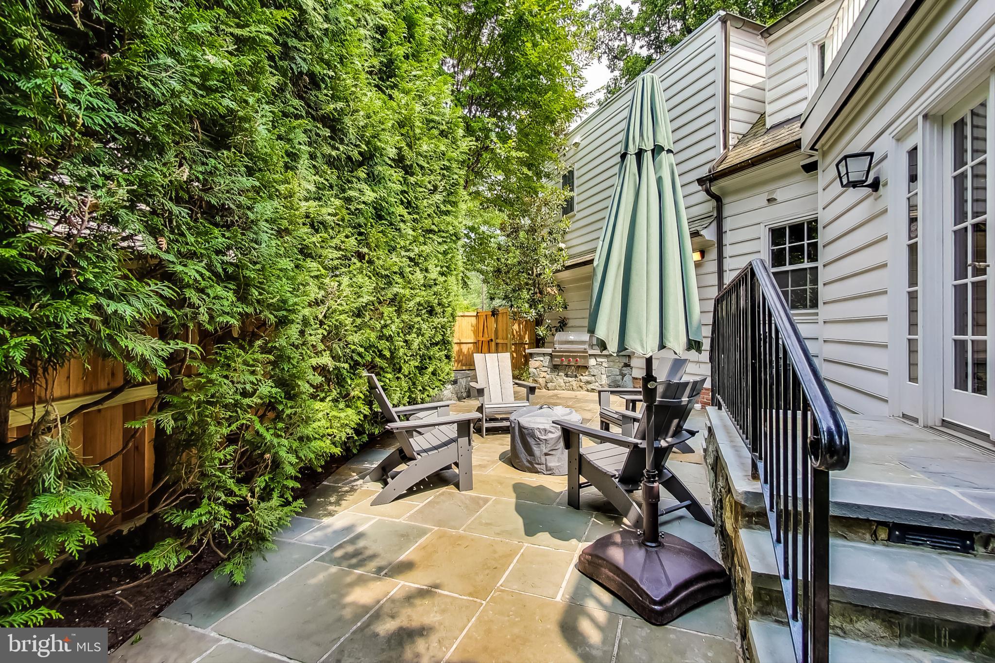 ENGLISH VILLAGE - Residential