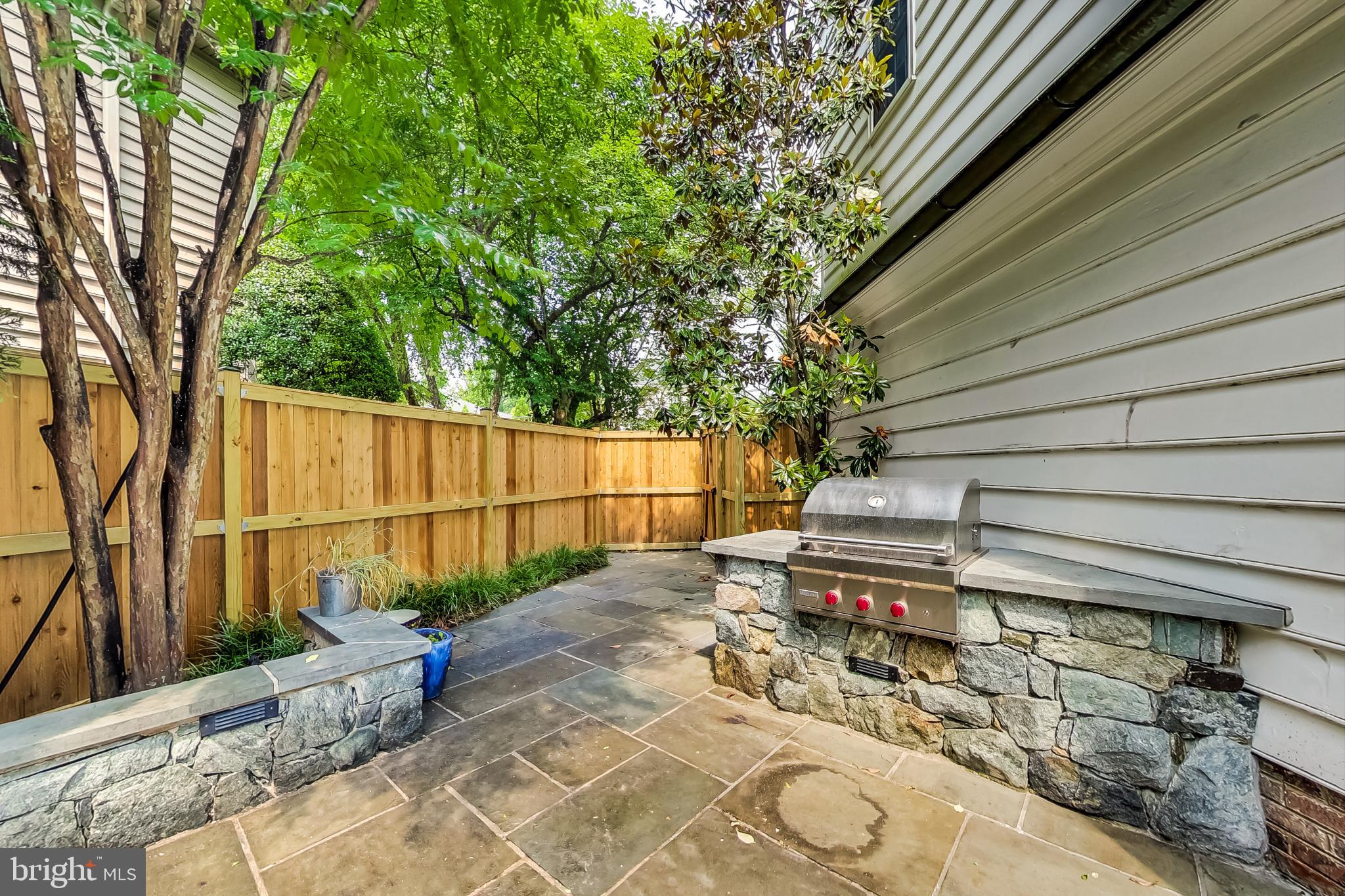 ENGLISH VILLAGE - Residential