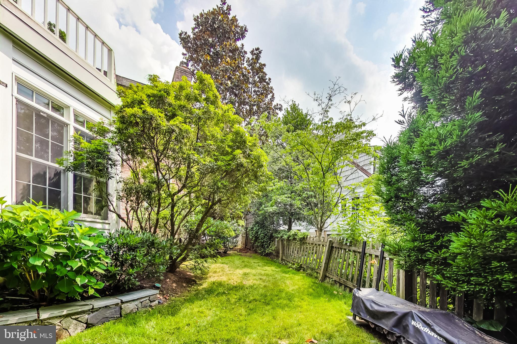 ENGLISH VILLAGE - Residential