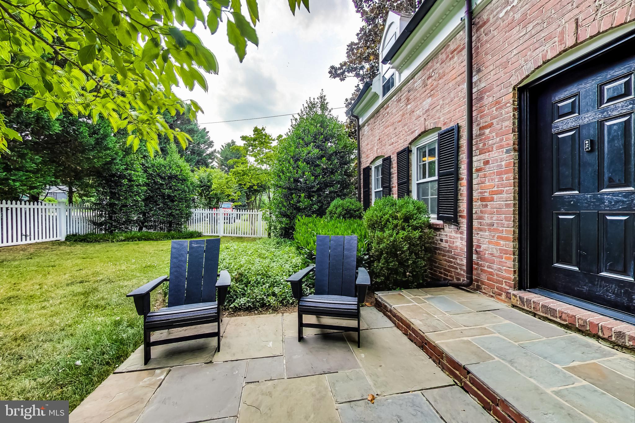 ENGLISH VILLAGE - Residential