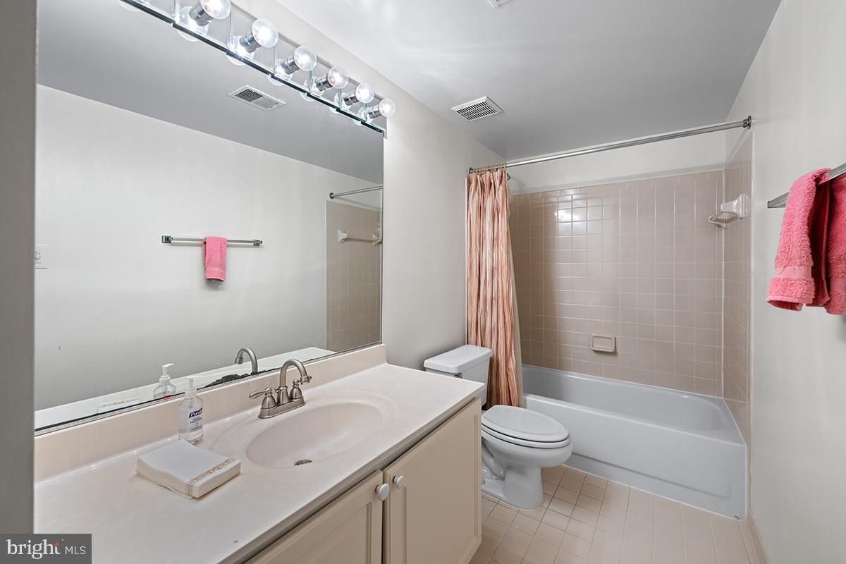 MC LEAN COURT - Residential