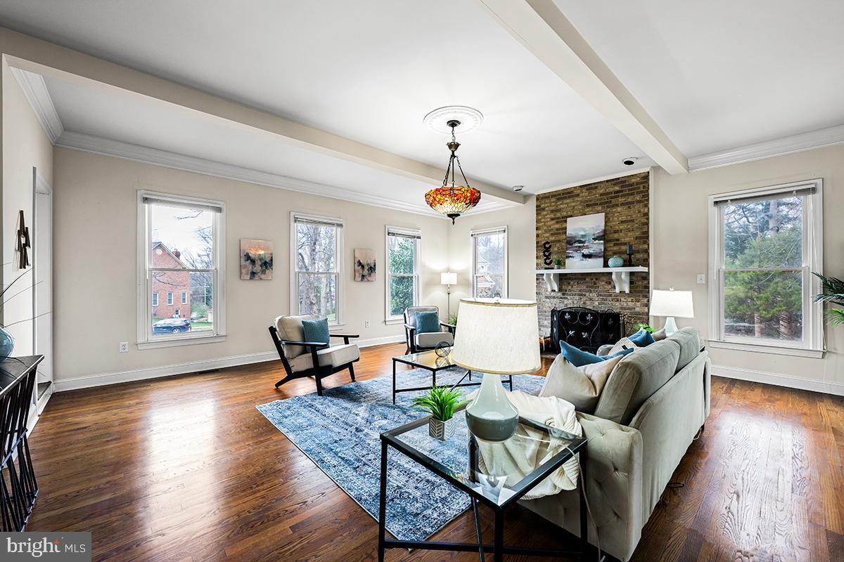 MC LEAN COURT - Residential