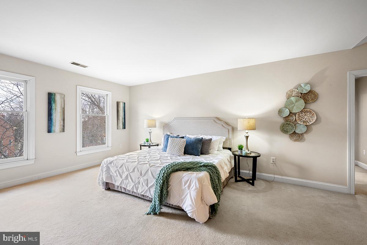 MC LEAN COURT - Residential