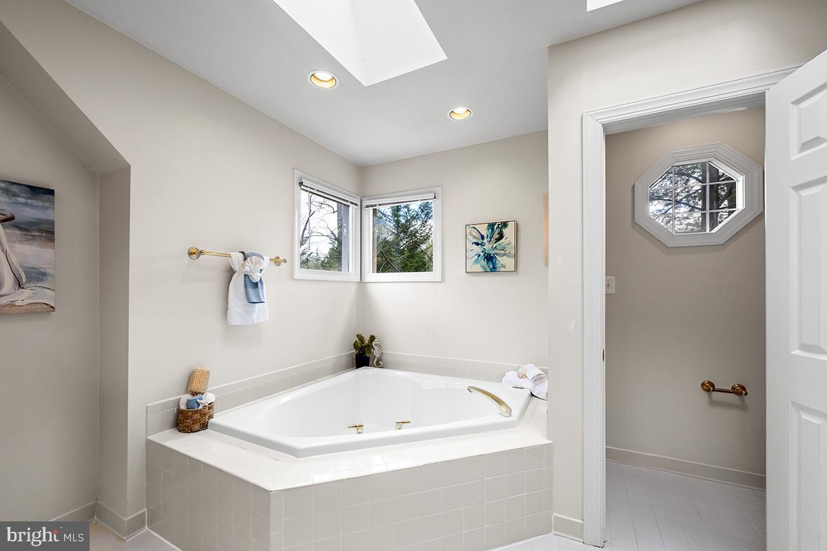 MC LEAN COURT - Residential