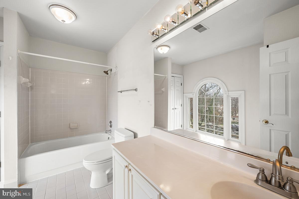 MC LEAN COURT - Residential