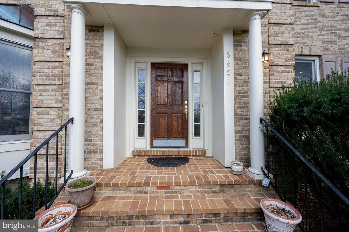 MC LEAN COURT - Residential