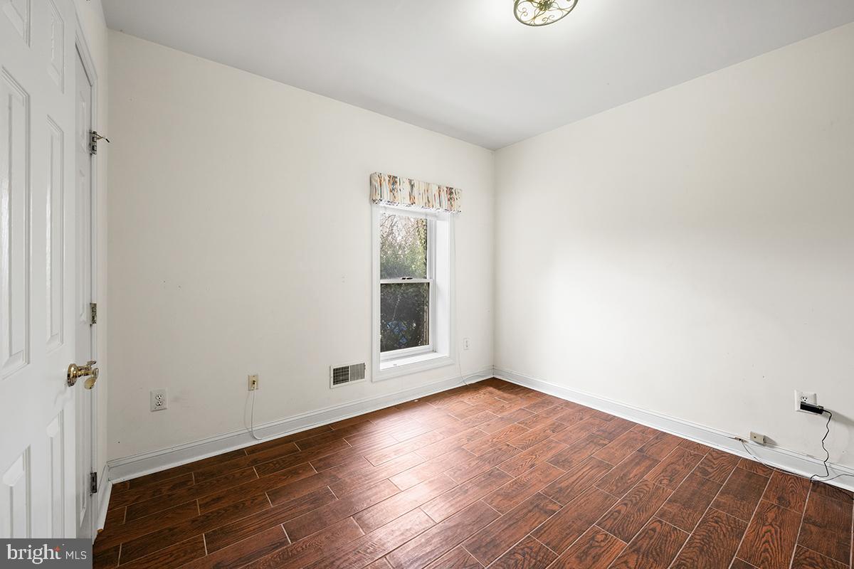 MC LEAN COURT - Residential