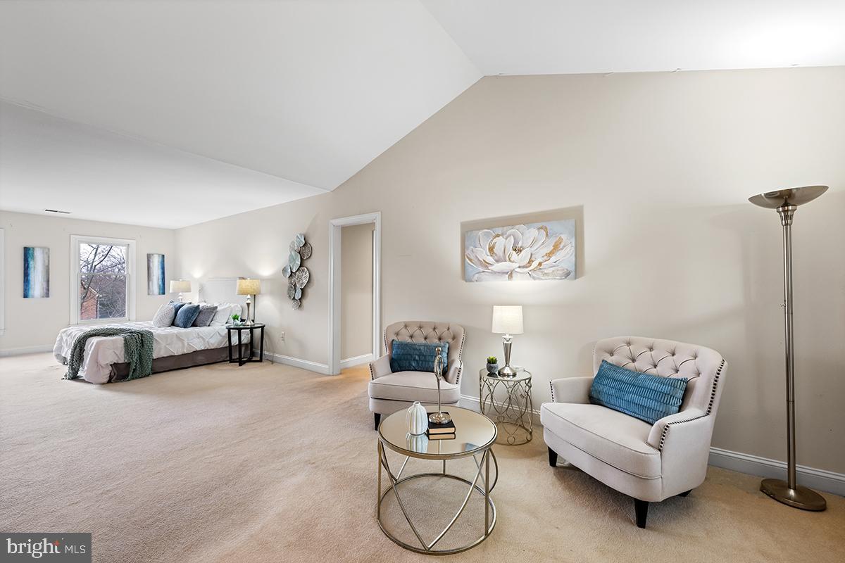 MC LEAN COURT - Residential