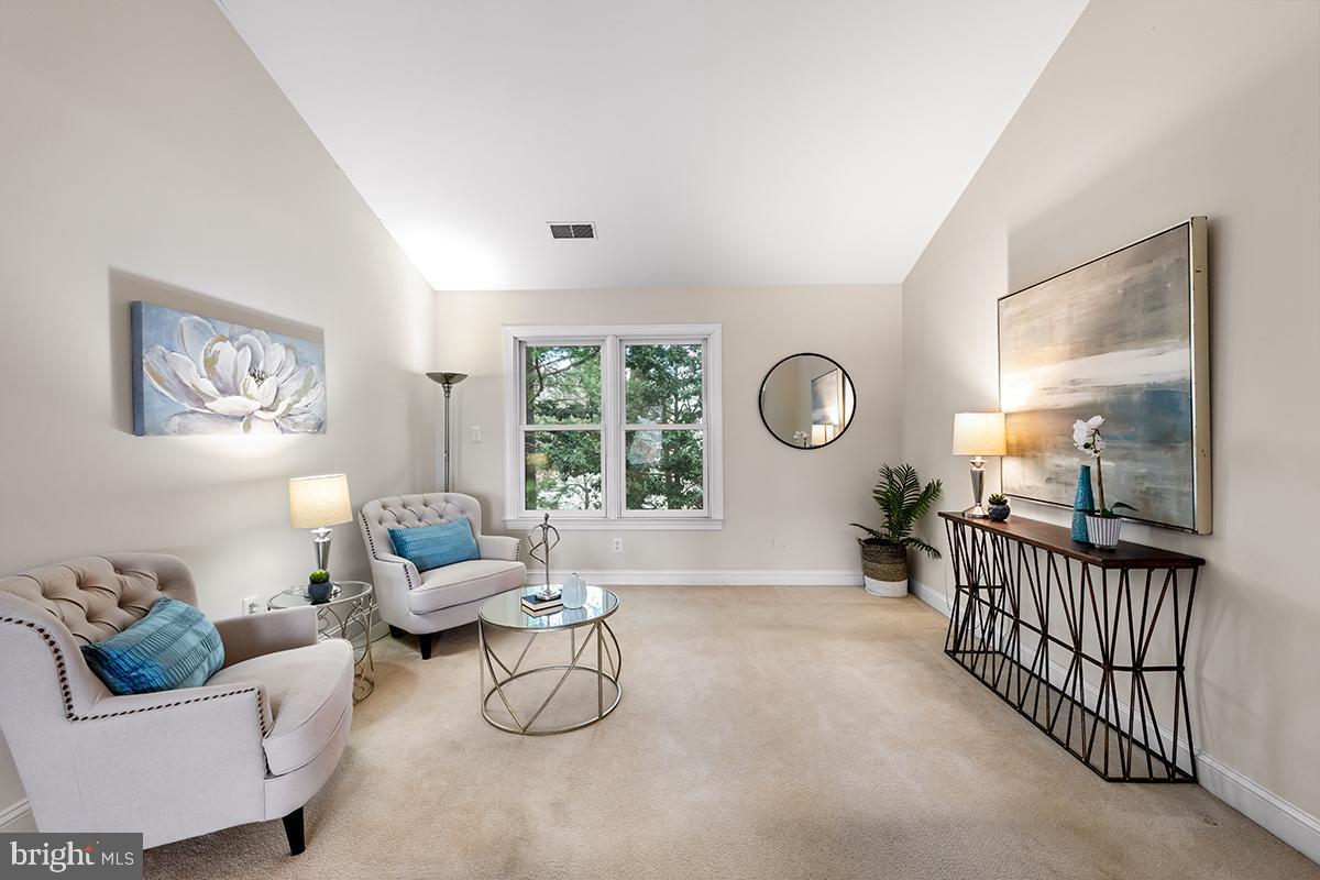 MC LEAN COURT - Residential