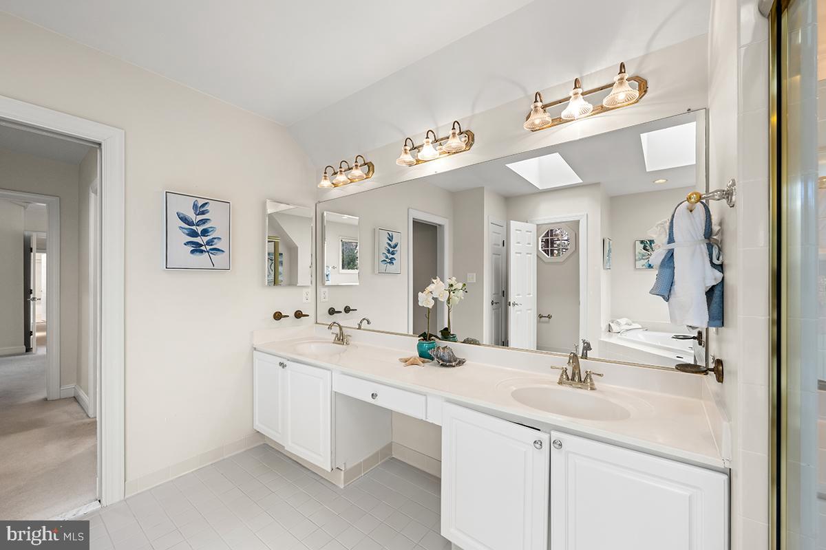 MC LEAN COURT - Residential