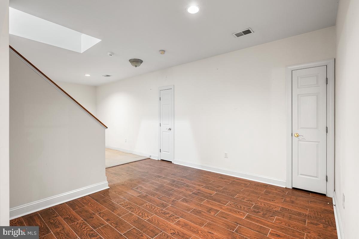 MC LEAN COURT - Residential