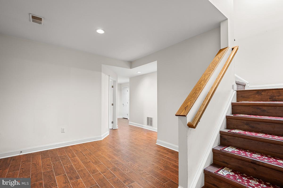 MC LEAN COURT - Residential