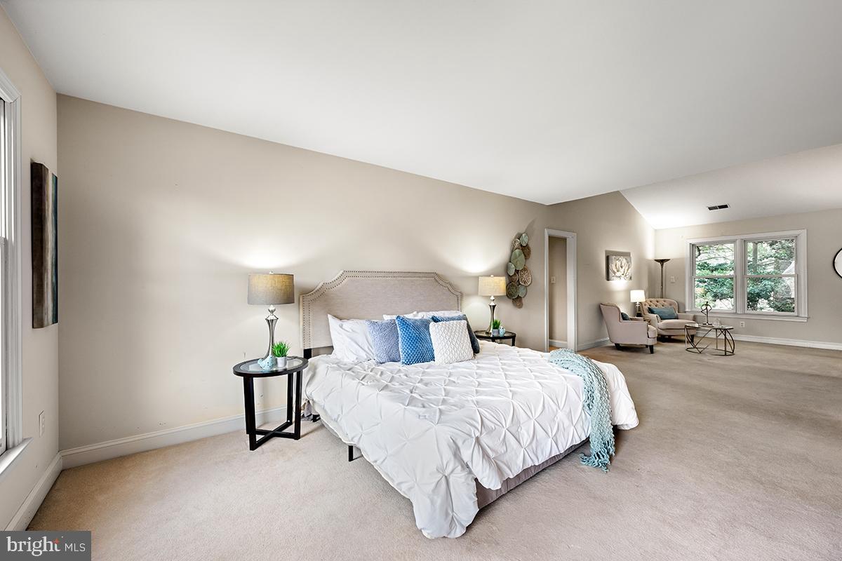 MC LEAN COURT - Residential