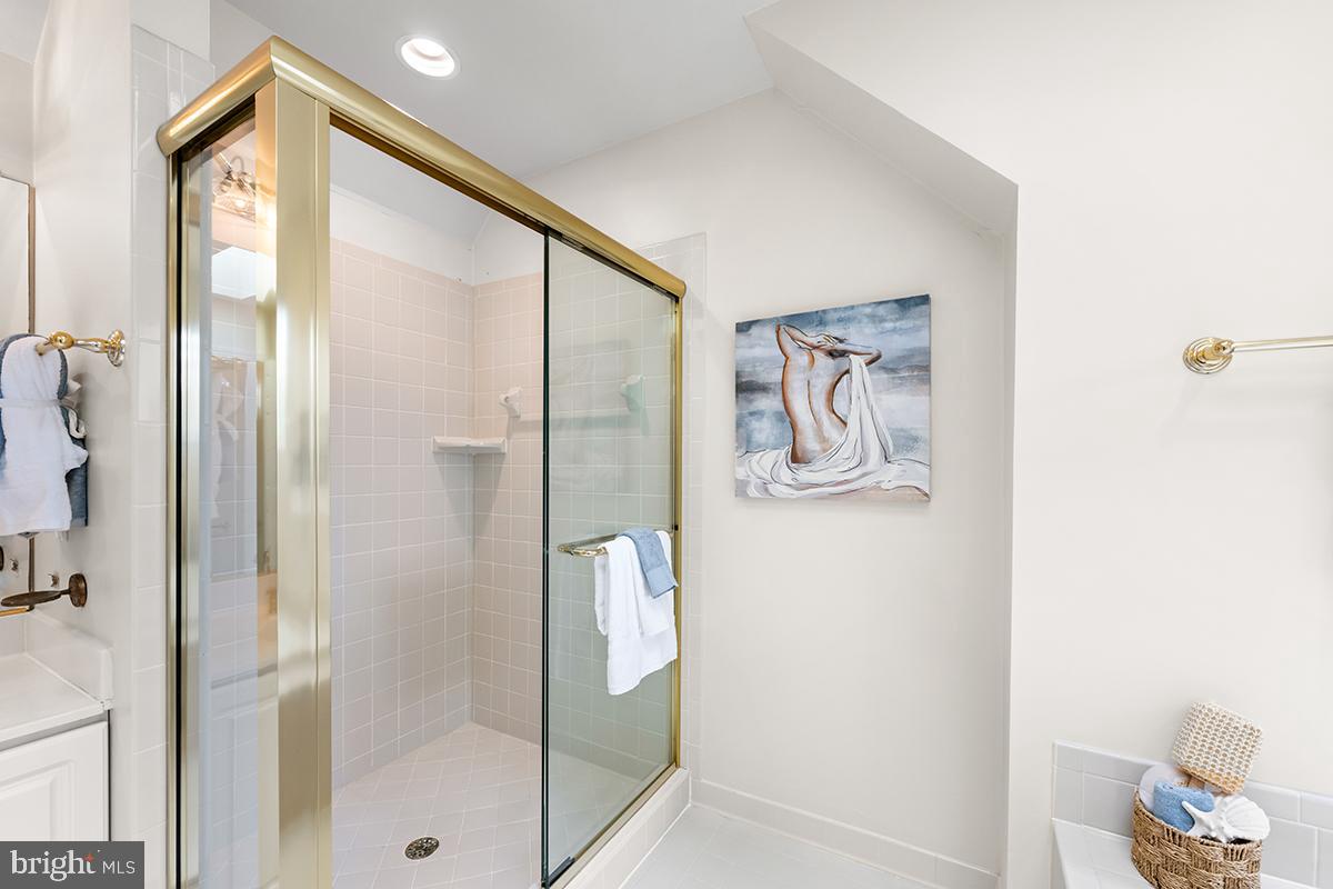 MC LEAN COURT - Residential