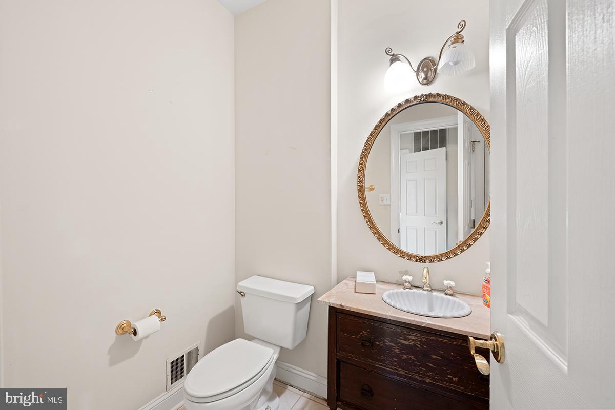 MC LEAN COURT - Residential