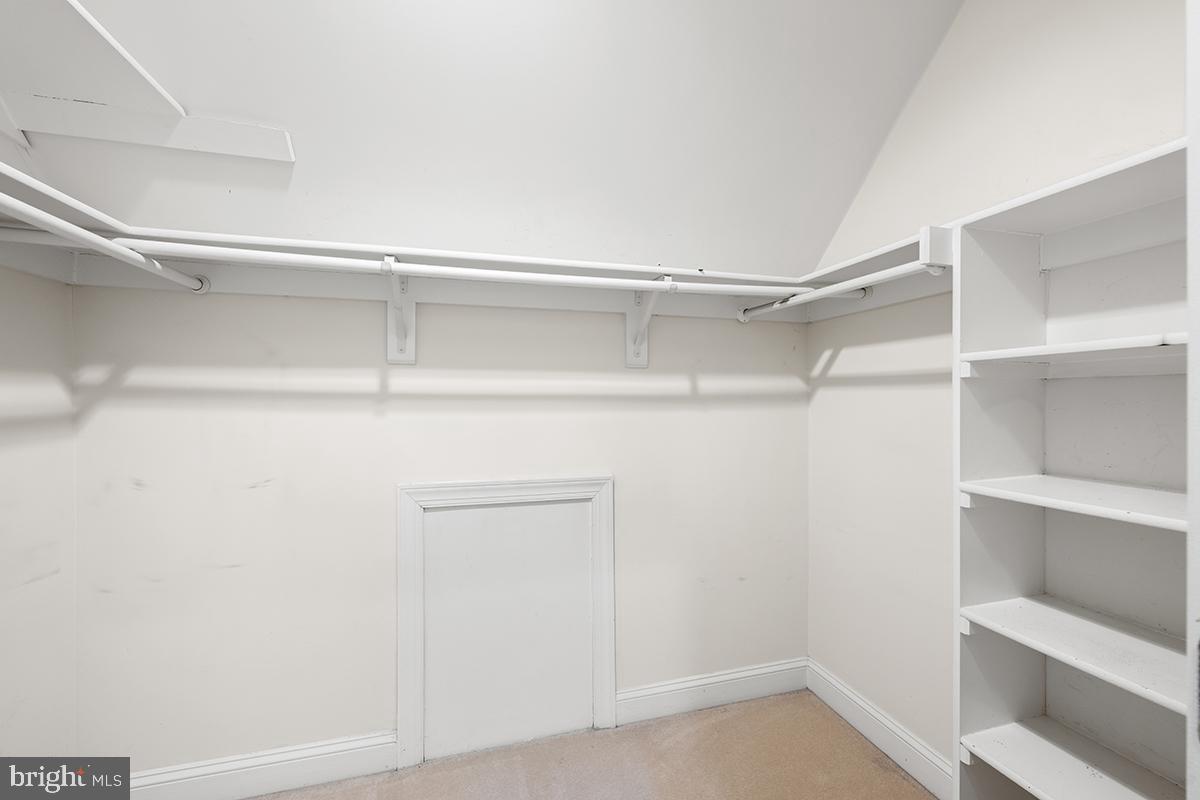 MC LEAN COURT - Residential