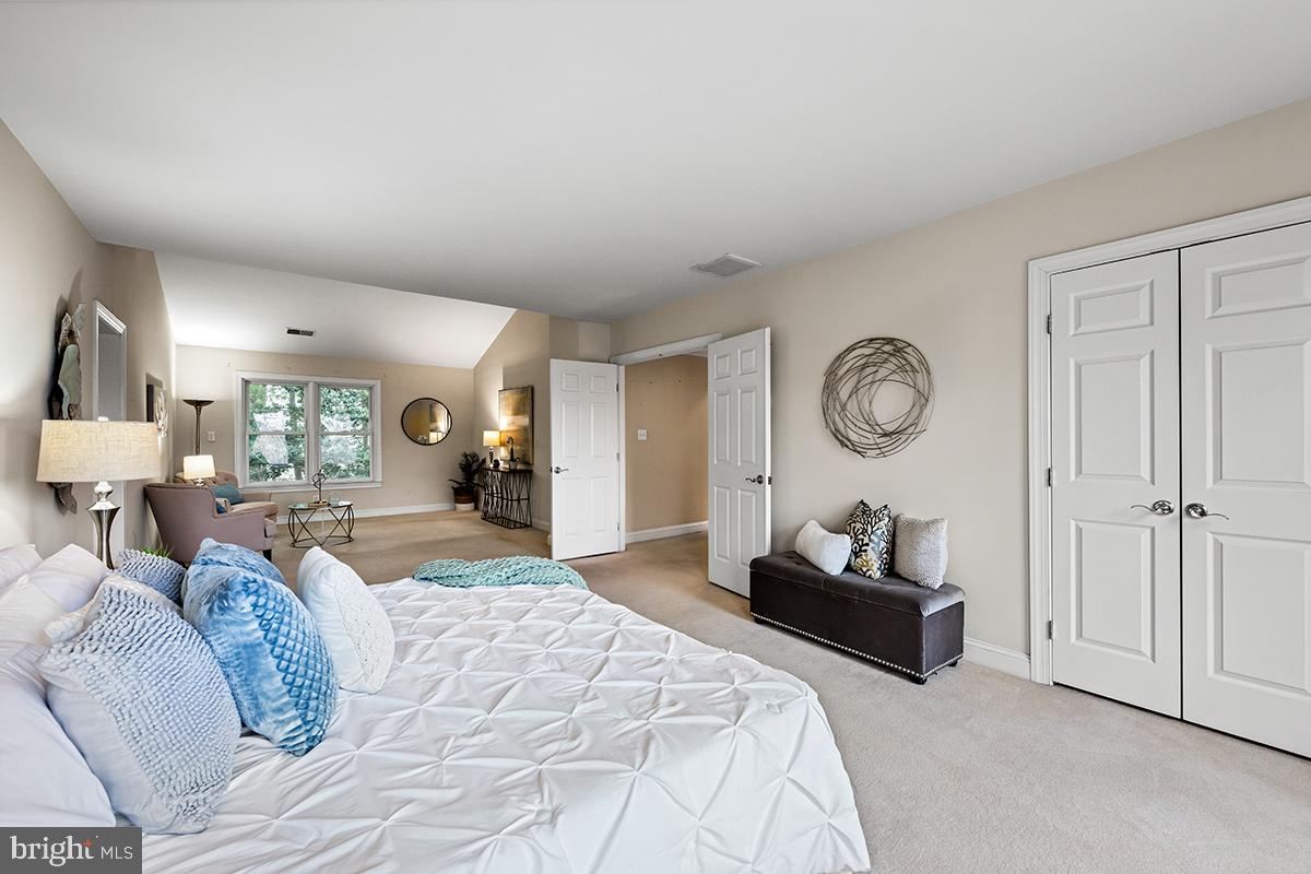 MC LEAN COURT - Residential