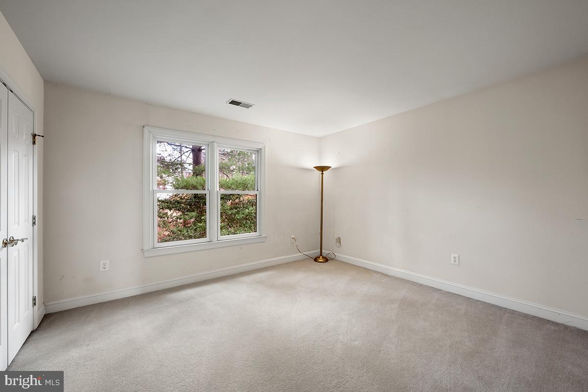 MC LEAN COURT - Residential