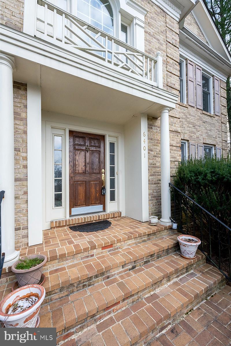 MC LEAN COURT - Residential