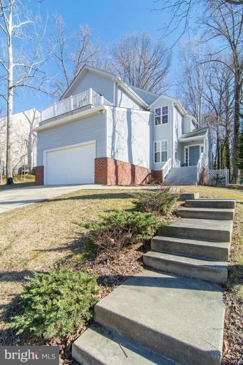 Fantastic Arnold single family home for town home price. Great room w/ stacked stone fireplace, hardwood floors, vaulted ceilings, skylights. Gourmet kitchen w/ granite counter tops, stainless appliances, gas stove. Separate dining room. Master w/ cathedral ceilings & private veranda. Wooded lot, over sized 2 car garage, full unfinished basement great for storage. No HOA. Amazing find!