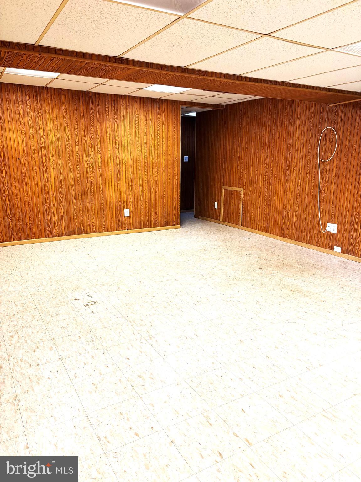 SEVEN COURTS - Residential Lease