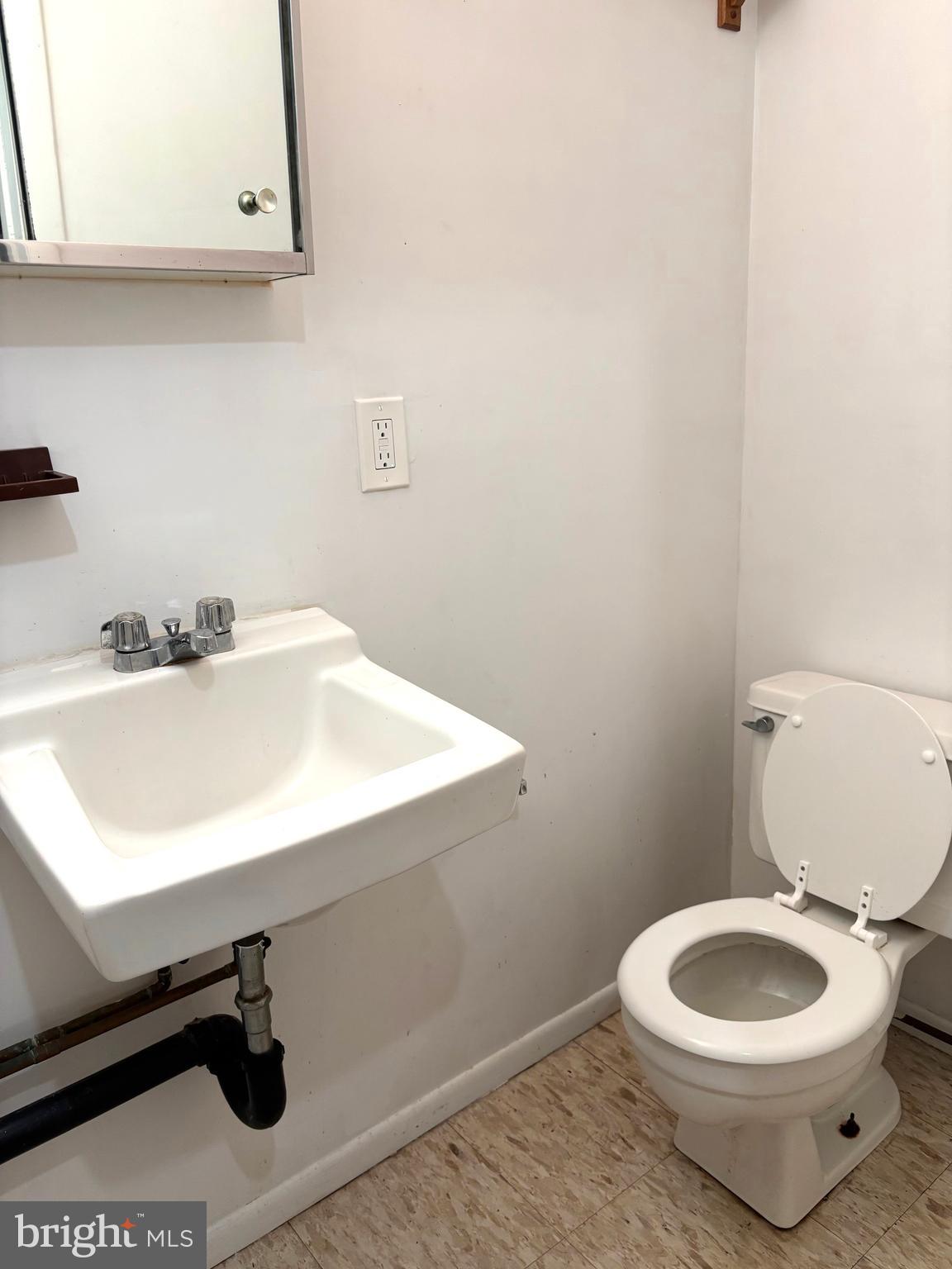 SEVEN COURTS - Residential Lease